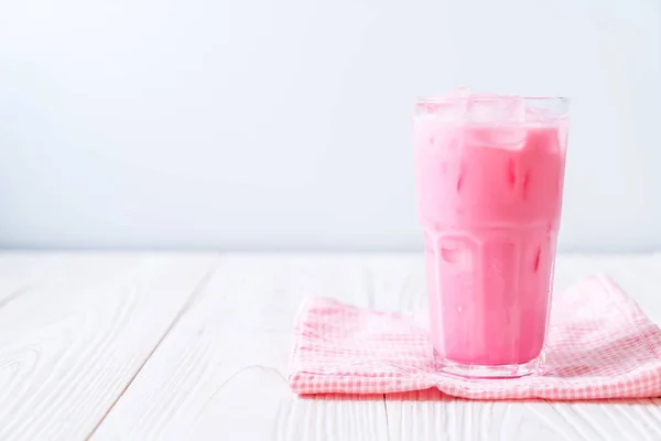 Рожевий Полуничний Молочний Коктейль Дереві — стокове фото
