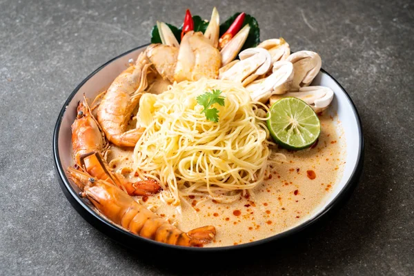 Baharatlı karides spagetti makarna (Tom Yum Goong) - İtalyan Füzyon gıda tarzı