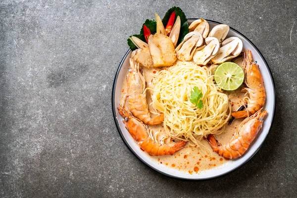 Baharatlı karides spagetti makarna (Tom Yum Goong) - İtalyan Füzyon gıda tarzı