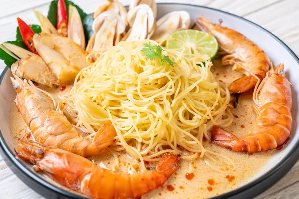 Pasta Espaguetis Camarones Picantes Tom Yum Goong Estilo Comida Fusión — Foto de Stock