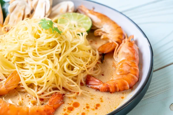 Baharatlı karides spagetti makarna (Tom Yum Goong) - İtalyan Füzyon gıda tarzı