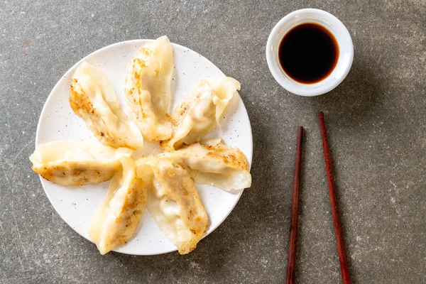 Japon gyoza 'sı ya da soya soslu hamur tatlısı.