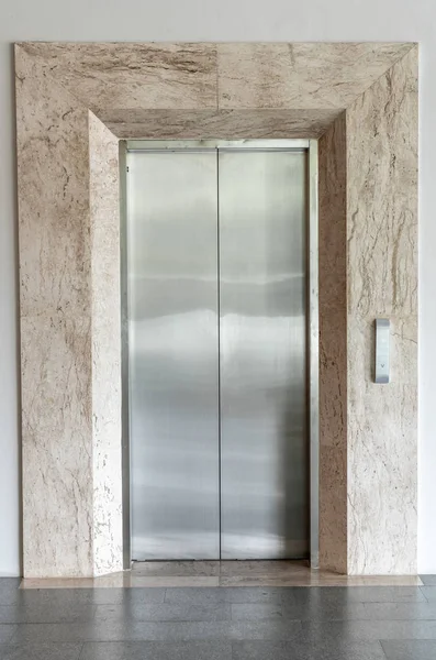 建物内のエレベーターやリフトの閉じたドア — ストック写真