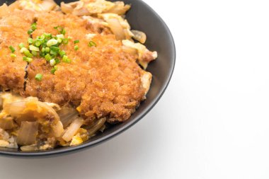 Beyaz arka plan üzerinde izole kızarmış domuz pirzola ekmek kapısı (Katsudon)