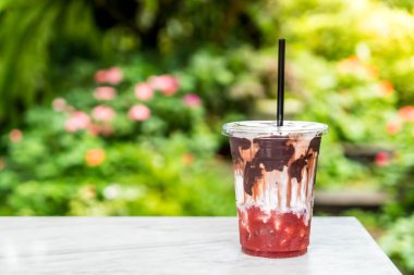 buzlu Çikolata kahve dükkanı kafede süt ve çilek şurubu ile