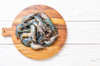 kesme tahtası üzerinde taze mavi karides