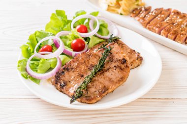 plaka üzerinde sebzeli ızgara domuz biftek