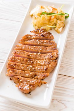 sebze - Asya tarzı ile dilimlenmiş domuz biftek ızgara