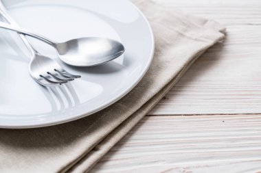 boş tabak kaşık çatal ve bıçak masada