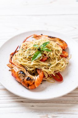 ızgara karides ve domates - İtalyan Füzyon gıda tarzı ile tavada kızartılmış spagetti