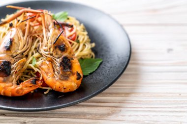 ızgara karides ve domates - İtalyan Füzyon gıda tarzı ile tavada kızartılmış spagetti