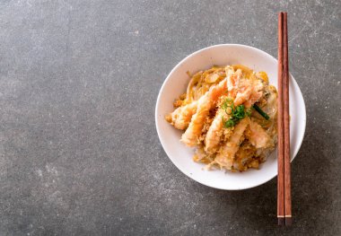 kızarmış karides tempura üzerinde beyaz surat - Japon yemekleri stil tepesinde