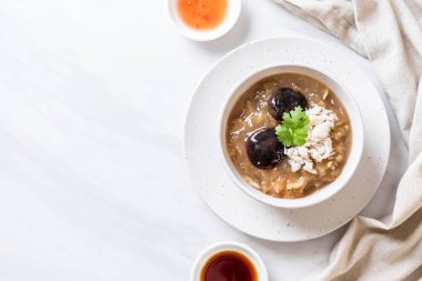 Yengeç kase kırmızı et suyu çorbası kızarmış balık Maw