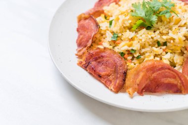 gevrek domuz pastırması ile kızarmış pilav