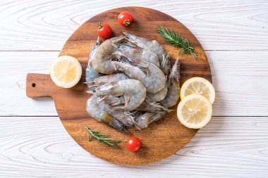 taze karides veya karides malzemelerle ahşap tahta üzerinde ham