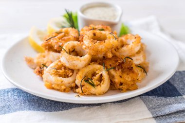 Kızarmış squids ve ahtapot (kalamar) soslu - sağlıksız gıdalar