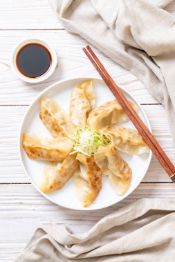 Japon gyoza 'sı ya da soya soslu hamur tatlısı.