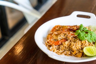 karides hamur plaka üzerinde kızarmış pilav