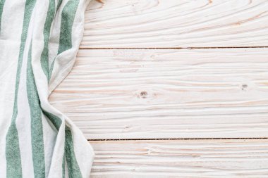 ahşap arka plan üzerinde mutfak bezi (peçete)