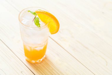 yanında da soda ahşap masa portakal suyu