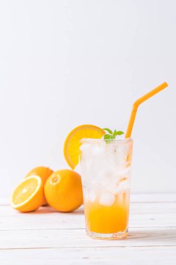 yanında da soda ahşap masa portakal suyu