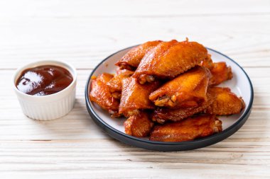 Barbekü tavuk kanadı sosu ile