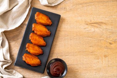 Barbekü tavuk kanadı sosu ile