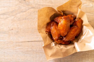 Barbekü tavuk kanadı sosu ile