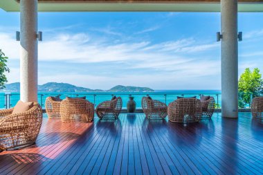 boş veranda sandalye ve masa deniz görünümü arka plan ile