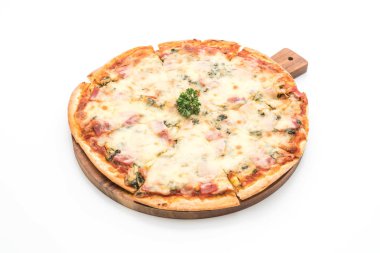 Beyaz arka plan üzerinde izole ıspanak ve pastırma pizza