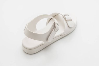 Kadınlar beyaz arka plan üzerinde izole sandalet deri
