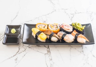 Suşi ve maki set roll - Japon gıda tarzı