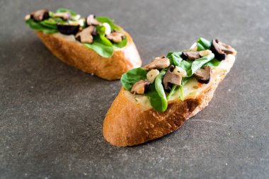 ekmek roket ve shiitake mantar - sağlıklı veya vegan gıda tarzı