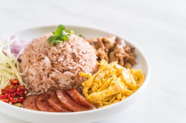 Pirinç karışık karides ile yapıştırın - Tay geleneksel gıda