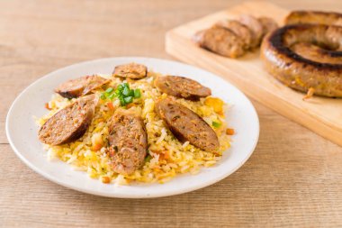 Fried Rice Notrhern Tay acılı sosis tabakta ile