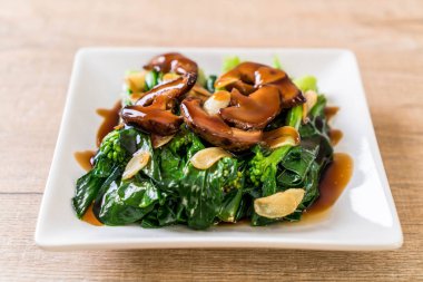 Sarımsaklı istiridye soslu kızarmış Hong Kong Kale heyecan