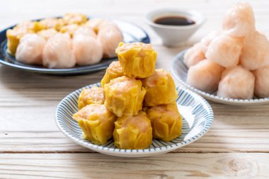 Çin karides pişmiş hamur tatlısı - Asya gıda tarzı