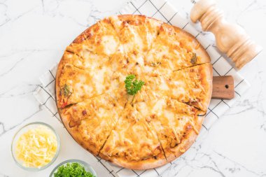 pizza masada bin ada soslu tavuk ızgara