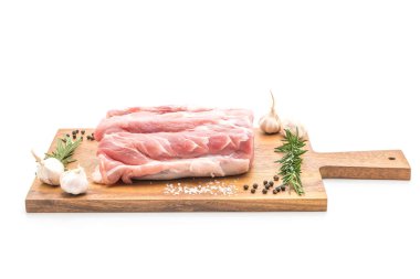 Beyaz arka planda izole edilmiş taze domuz filetosu.