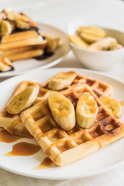 Bananenwaffel Mit Karamell Auf Weißem Teller — Stockfoto