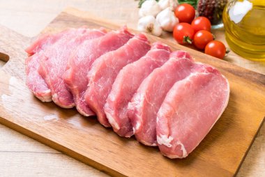 taze domuz ham filetosu ahşap tahta üzerinde