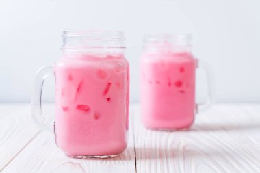 pembe çilek milkshake ahşap üzerine