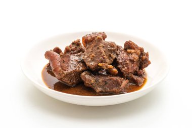 Beyaz arka plan üzerinde izole ot ile domuz eti güveç