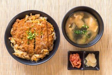 Kızarmış domuz pirzolası kasesi (Katsudon) - Japon yemek tarzı