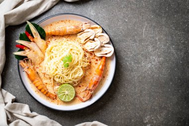 Baharatlı karides spagetti makarna (Tom Yum Goong) - İtalyan Füzyon gıda tarzı