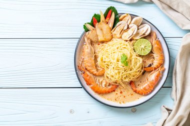 Baharatlı karides spagetti makarna (Tom Yum Goong) - İtalyan Füzyon gıda tarzı