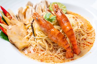 Baharatlı karides spagetti makarna (Tom Yum Goong) - İtalyan Füzyon gıda tarzı