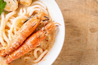 Baharatlı karides udon ramen noodle (Tom Yum Goong) - Japon füzyon gıda tarzı