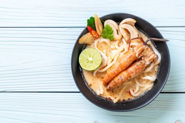 Baharatlı karides udon ramen noodle (Tom Yum Goong) - Japon füzyon gıda tarzı