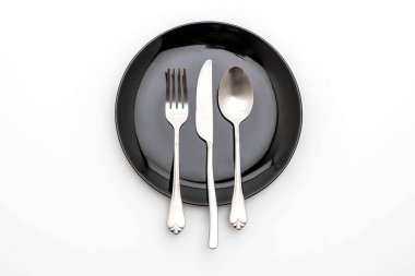 boş tabak kaşık çatal ve bıçak beyaz arka plan üzerinde izole